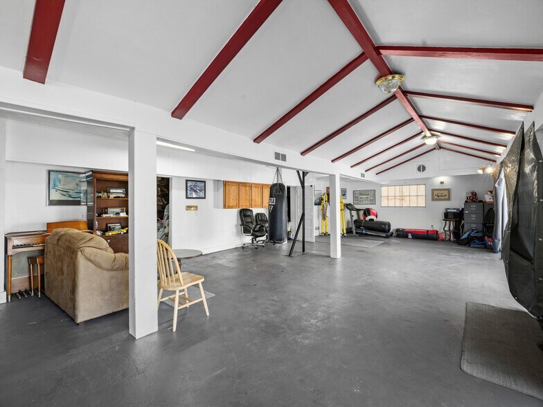 More Photos Of 1840 NE Sandy Blvd, Portland Auto Dealership For Sale