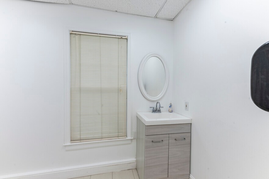 More Photos Of 32 Jefferson Plz, Princeton Medical For Sale