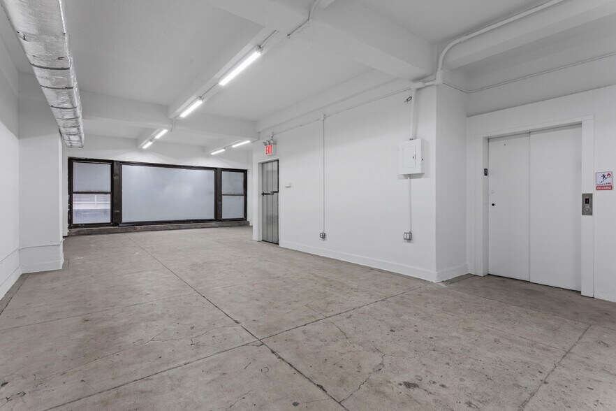 More Photos Of 218 W 37th St, New York Office For Lease