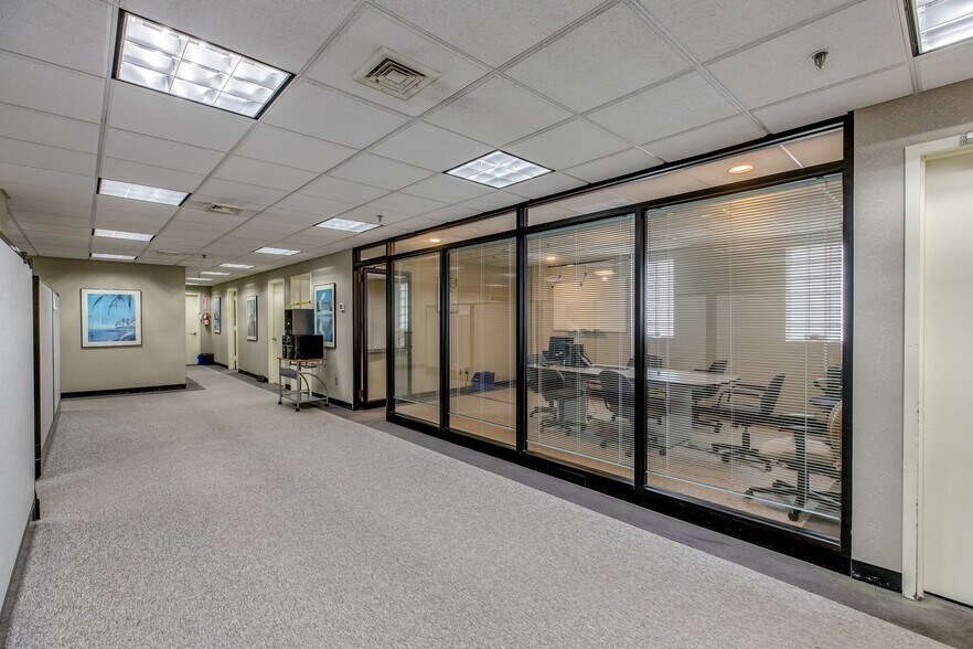 More Photos Of 210 Hanse Ave, Freeport Warehouse For Lease