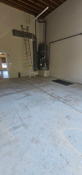 More Photos Of 711 N Main St, Pleasantville General Retail For Lease