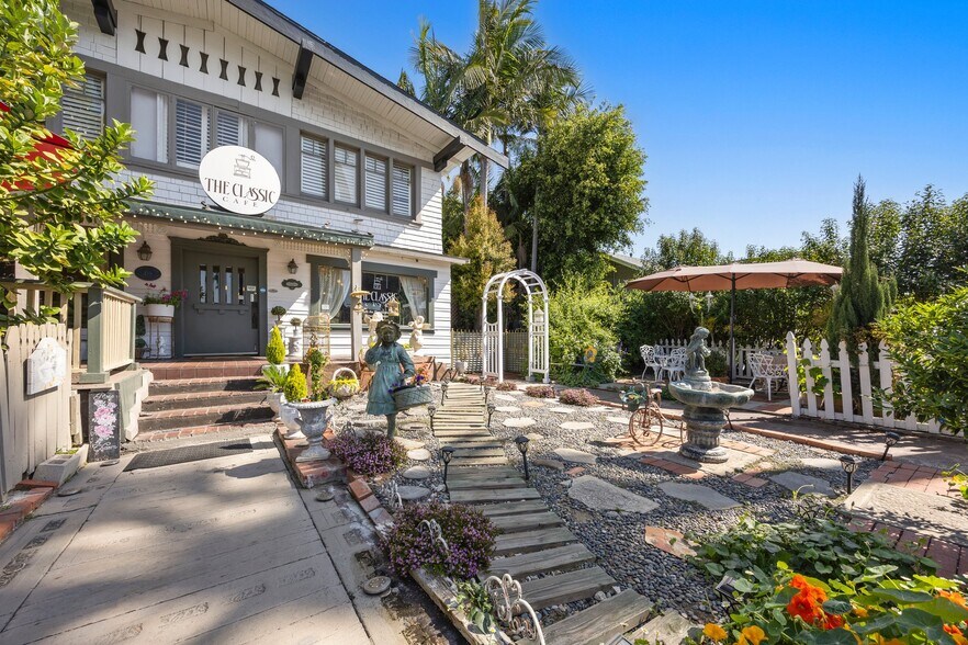 More Photos Of 419 W Commonwealth Ave, Fullerton Restaurant For Sale