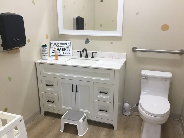 More Photos Of 15801 Oak Park Ave, Oak Forest Showroom For Lease