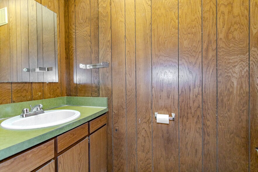 More Photos Of 20 Bowhall Rd, Painesville Warehouse For Sale