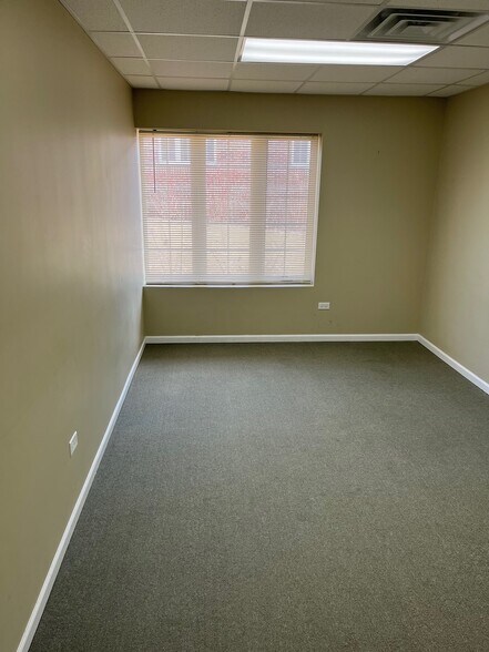More Photos Of 3341 Hobson Rd, Woodridge Unknown For Lease