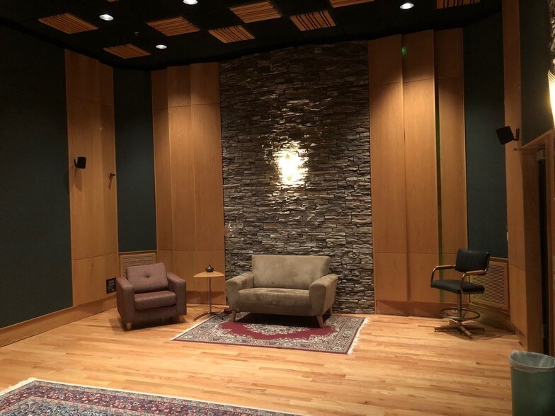 More Photos Of 3120 Latrobe Dr, Charlotte Showroom For Lease