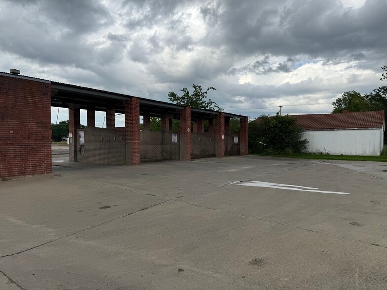 More Photos Of 931 E Dallas Ave, Cooper Self Storage For Sale