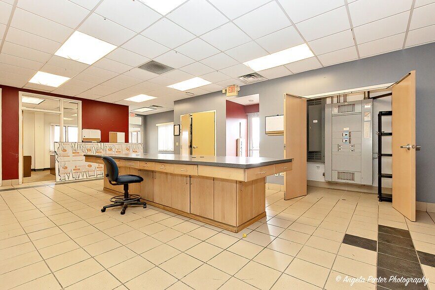 More Photos Of 1820 Circuit Dr, Round Lake Beach Warehouse For Lease