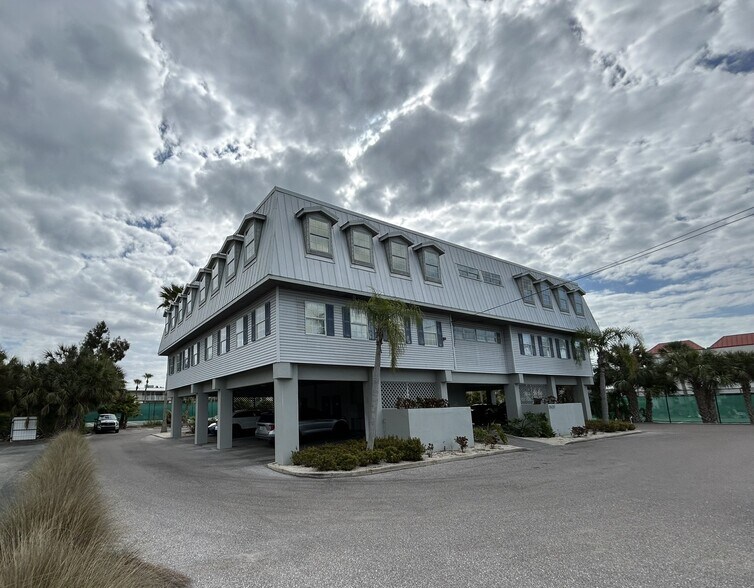 More Photos Of 3909 E Bay Dr, Holmes Beach Medical For Lease