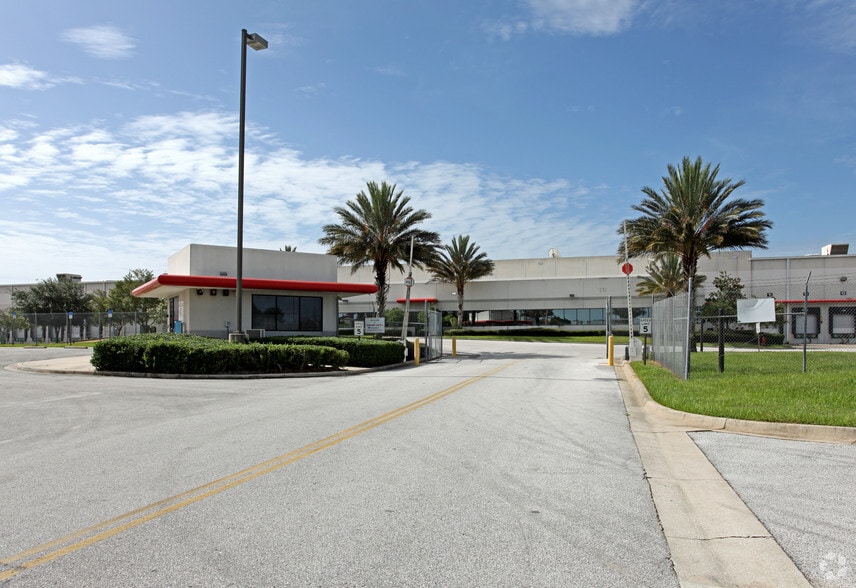 More Photos Of 19925 Independence Blvd, Groveland Distribution For Lease