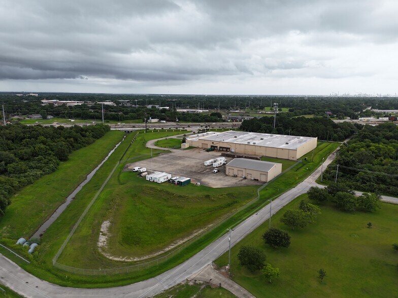More Photos Of 3001 Gulf Fwy, La Marque Distribution For Sale