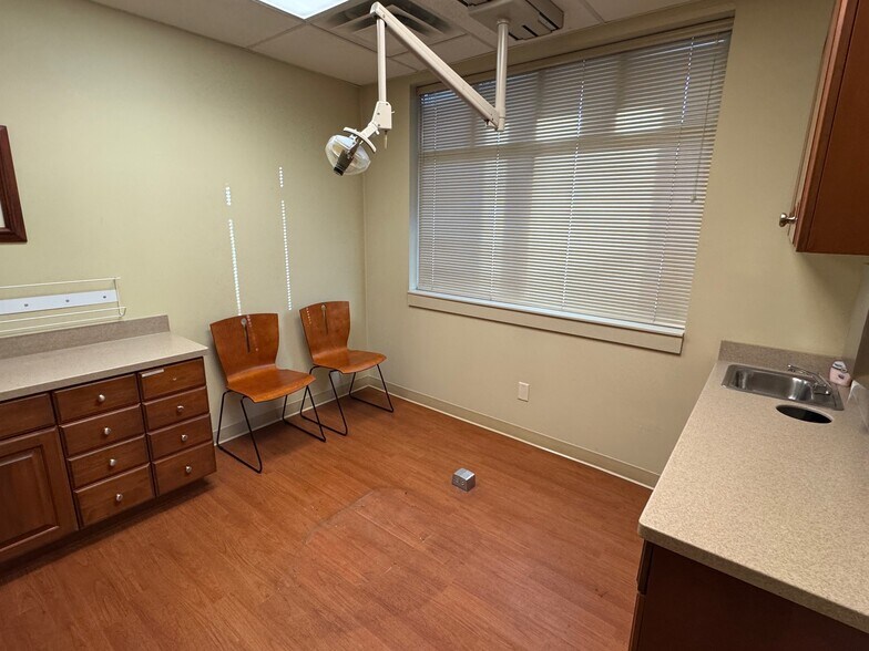 More Photos Of 7390 Creek Rd, Sandy Office For Sale