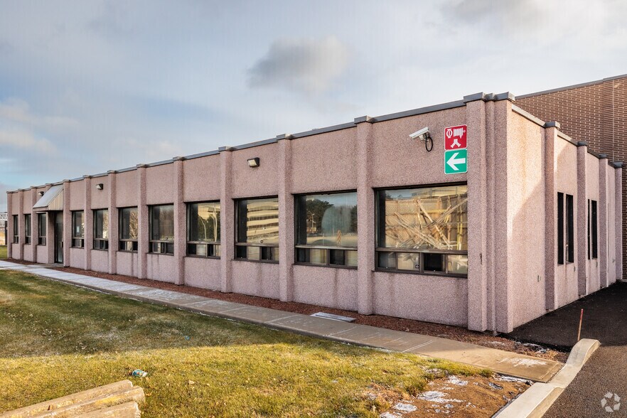 Primary Photo Of 1400 Rte Transcanadienne, Dorval Warehouse For Lease