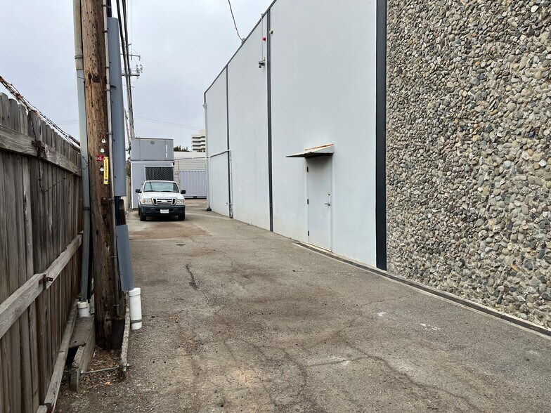 More Photos Of 477 Roland Way, Oakland Warehouse For Lease