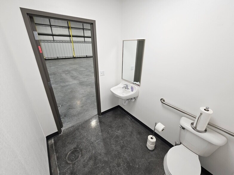 More Photos Of W6390 Challenger Dr, Appleton Airplane Hangar For Sale