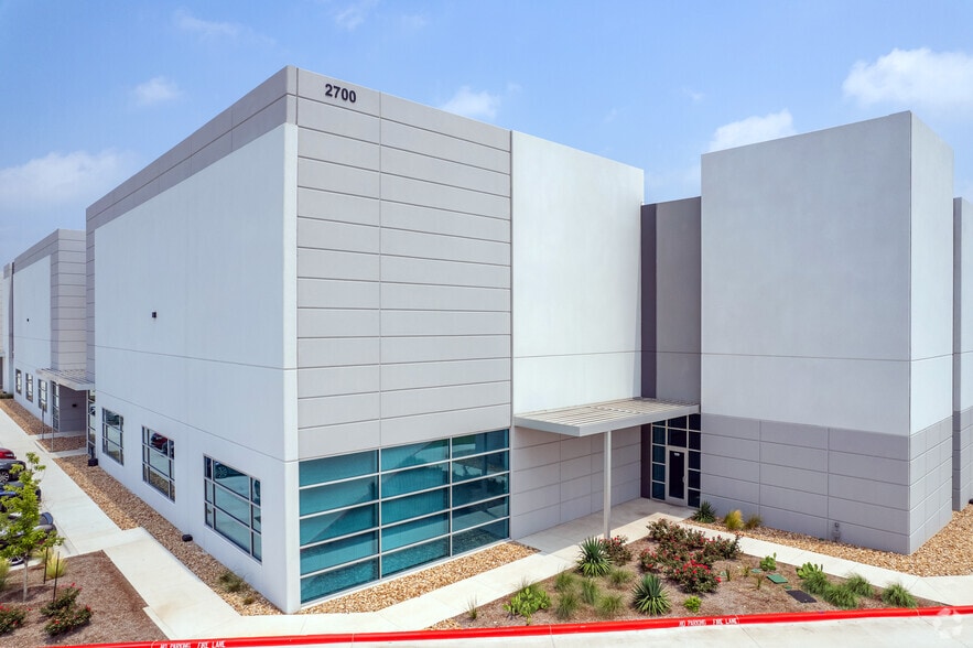 More Photos Of 2700 Louis Henna Blvd, Round Rock Warehouse For Lease