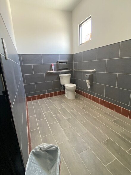 More Photos Of 917 W Compton Blvd, Compton Storefront Retail Office For Lease