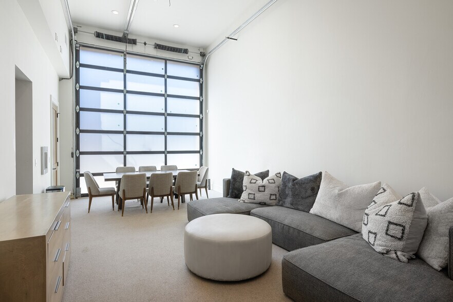 More Photos Of 4554 Forestdale Dr, Park City Showroom For Lease