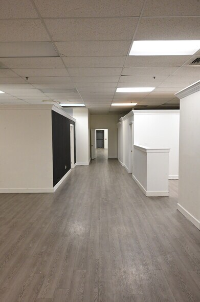 More Photos Of 25 Meadow Rd, Windsor Showroom For Lease