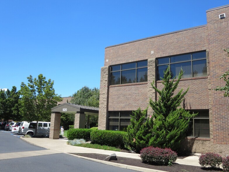 More Photos Of 920 Country Club Rd, Eugene Office For Lease