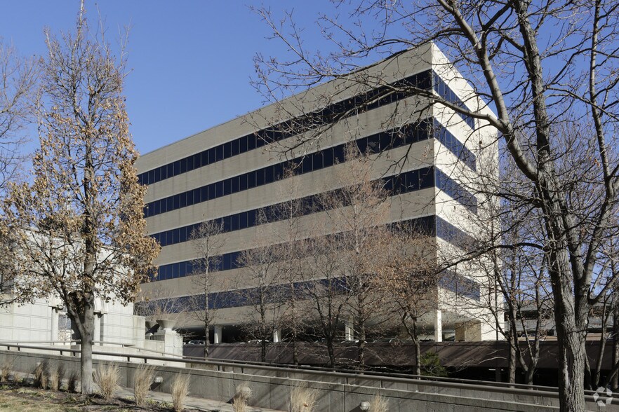 More Photos Of 801 W 47th St, Kansas City Office For Lease