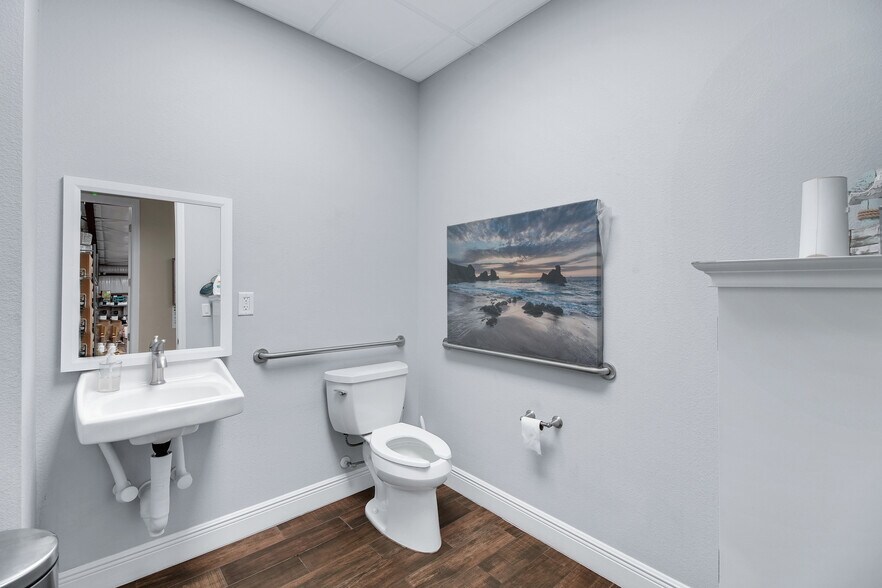 More Photos Of 1818 Greenleaf Ln, Leesburg Warehouse For Sale