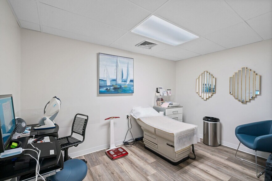 More Photos Of 9668-9683 Main St, Fairfax Medical For Lease