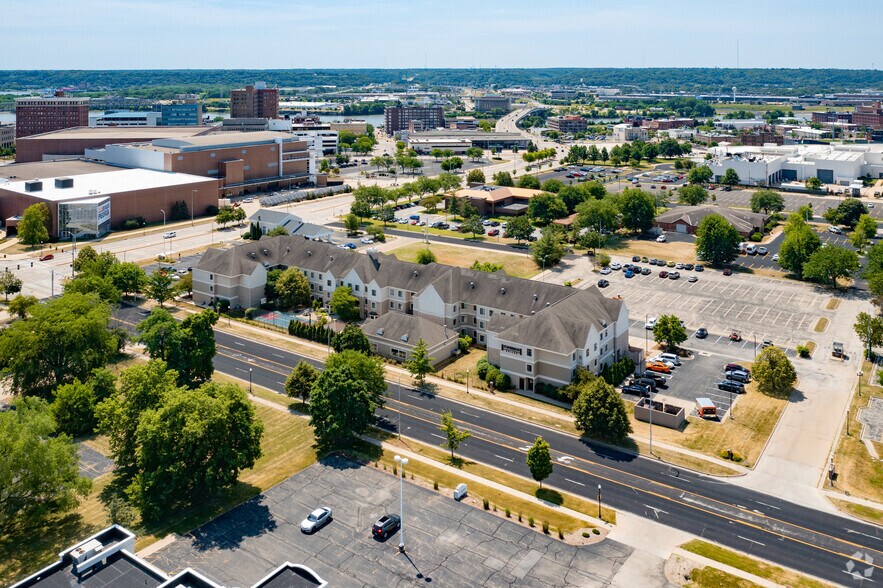 More Photos Of 300 W Romeo B Garrett Ave, Peoria Hotel For Sale