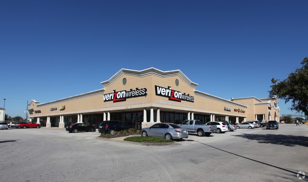 More Photos Of 9105-9125 W Sam Houston Pky N, Houston Unknown For Lease