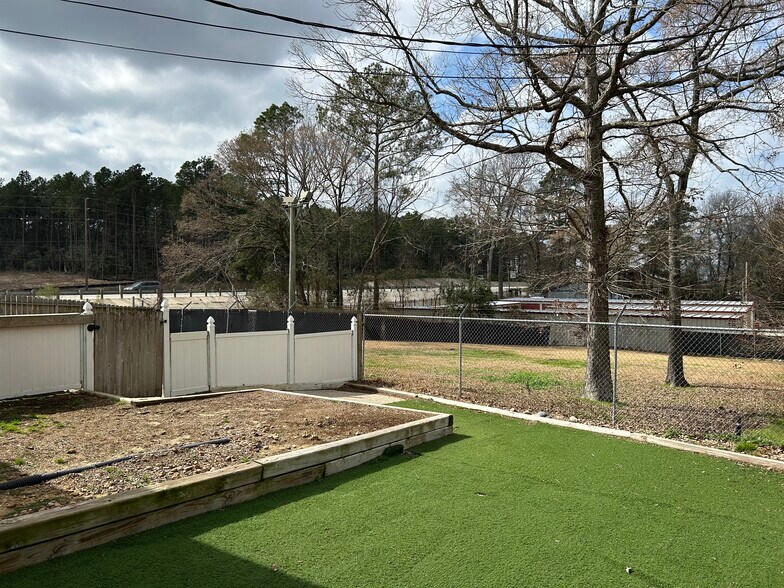 More Photos Of 10430 Fm 1097 Rd W, Willis Freestanding For Lease