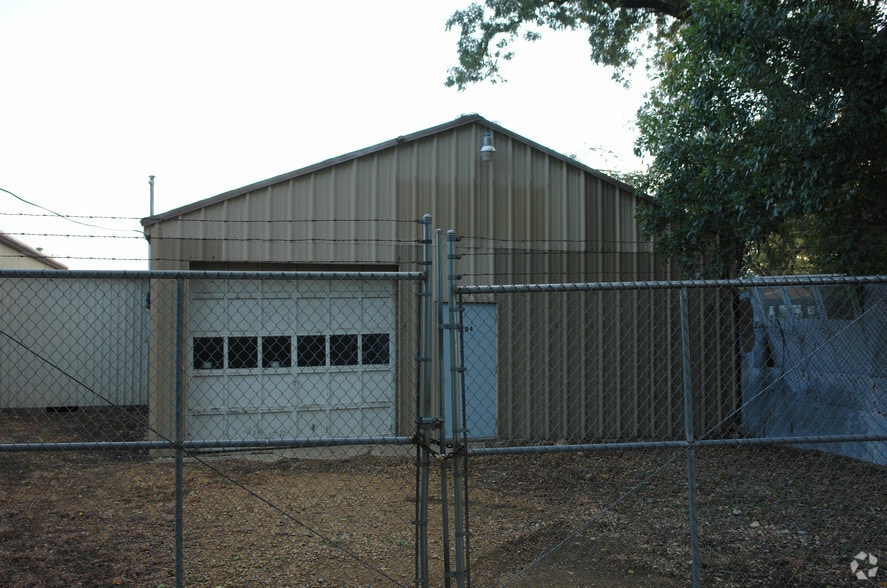 More Photos Of 1100-1104 Rock Island St, Dallas Warehouse For Lease