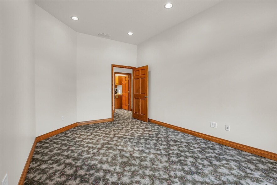 More Photos Of 606 W Oak St, Fairbury Office For Sale