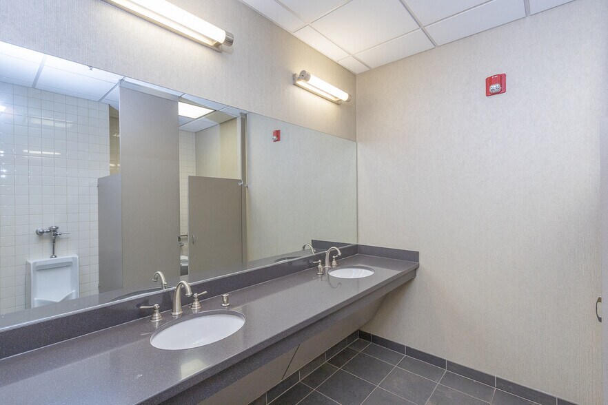 More Photos Of 129 N Main St, Anderson Office For Lease