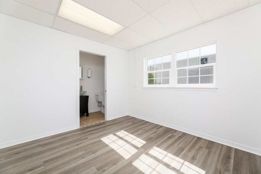 More Photos Of 128 Tomahawk Dr, Indian Harbour Beach Warehouse For Lease