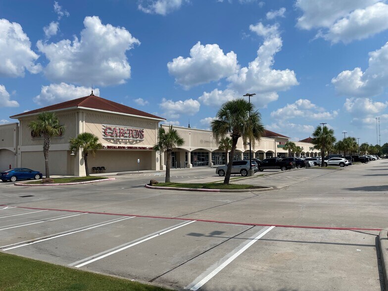 More Photos Of 19073 North Fwy N, Shenandoah Unknown For Lease