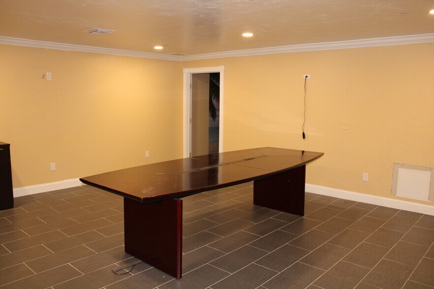 More Photos Of 12801 Commerce Lakes Dr, Fort Myers Light Distribution For Sale